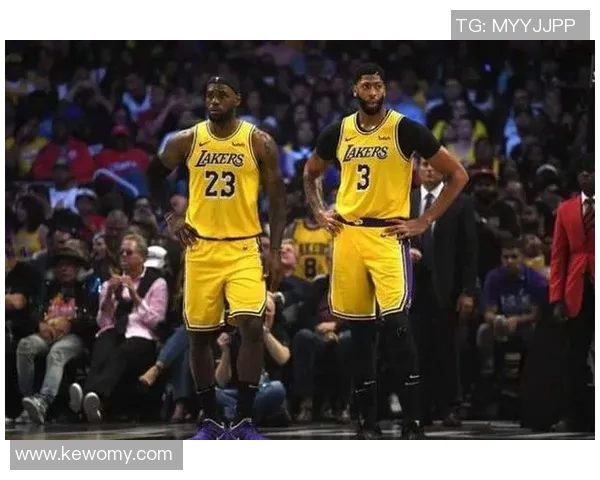 湖人队与骑士队激烈对抗赛引发球迷热议精彩瞬间回顾